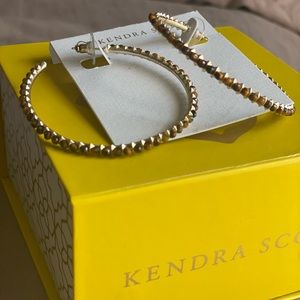 KENDRA SCOTT Birdie Hoop Earrings in Tigers Eye